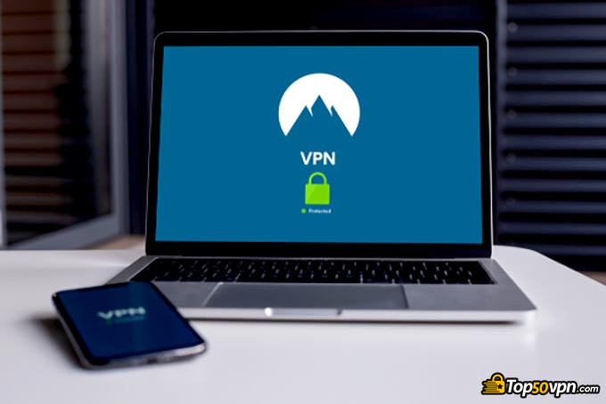 Diferentes tipos de VPNs: um telefone e um laptop com uma VPN ativa.